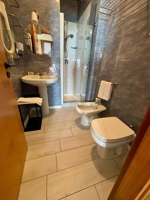 Ducha, artículos de tocador gratuitos, secador de pelo, toallas