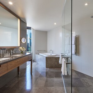 Panoramic Suite (Pacific Club Access) | Bathroom | Separate tub and shower, deep soaking tub, free toiletries, hair dryer