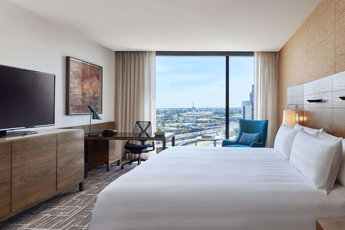 Deluxe King Room | 1 bedroom, premium bedding, minibar, in-room safe