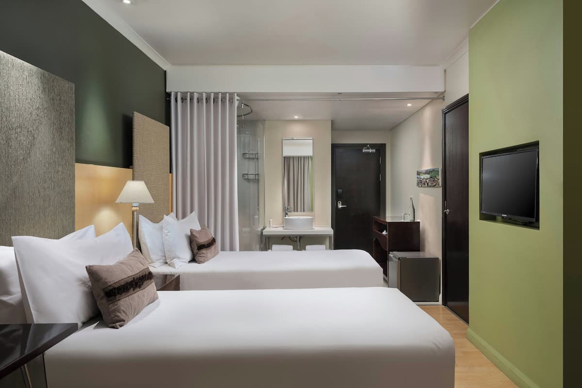 ห้องพัก, เตียงเดี่ยว 2 เตียง | เครื่องนอนระดับพรีเมียม, ตู้นิรภัยในห้องพัก, โต๊ะทำงาน
