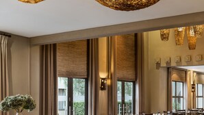 Un comedor con mesa de buffet, sillas y vistas al exterior.