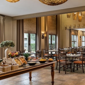 Desayuno buffet todos los días (con cargo) 