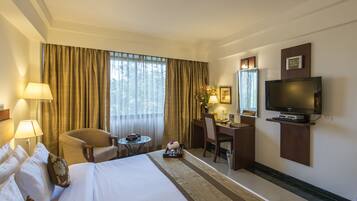 Kamar Deluks | Brankas, meja kerja, dan ruang kerja ramah laptop