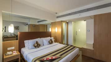 Suite | In-room safe, desk, laptop workspace, rollaway beds