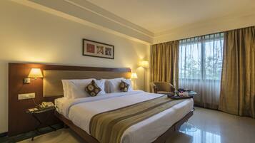 Kamar Deluks | Brankas, meja kerja, dan ruang kerja ramah laptop