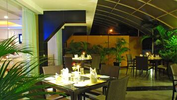 Melayani sarapan, makan siang, dan makan malam