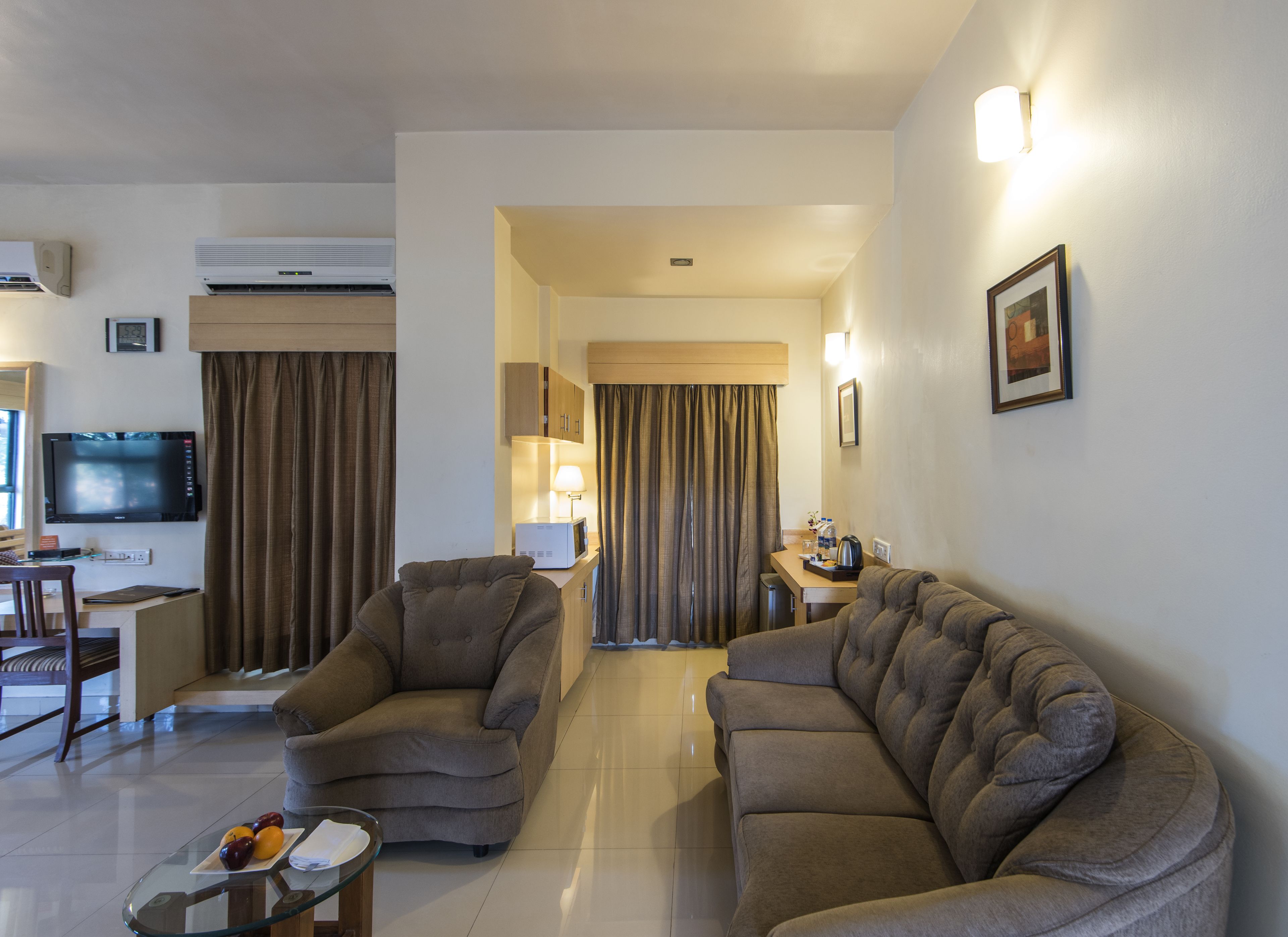 Premium Room | Premium bedding, in-room safe, desk, iron/ironing board