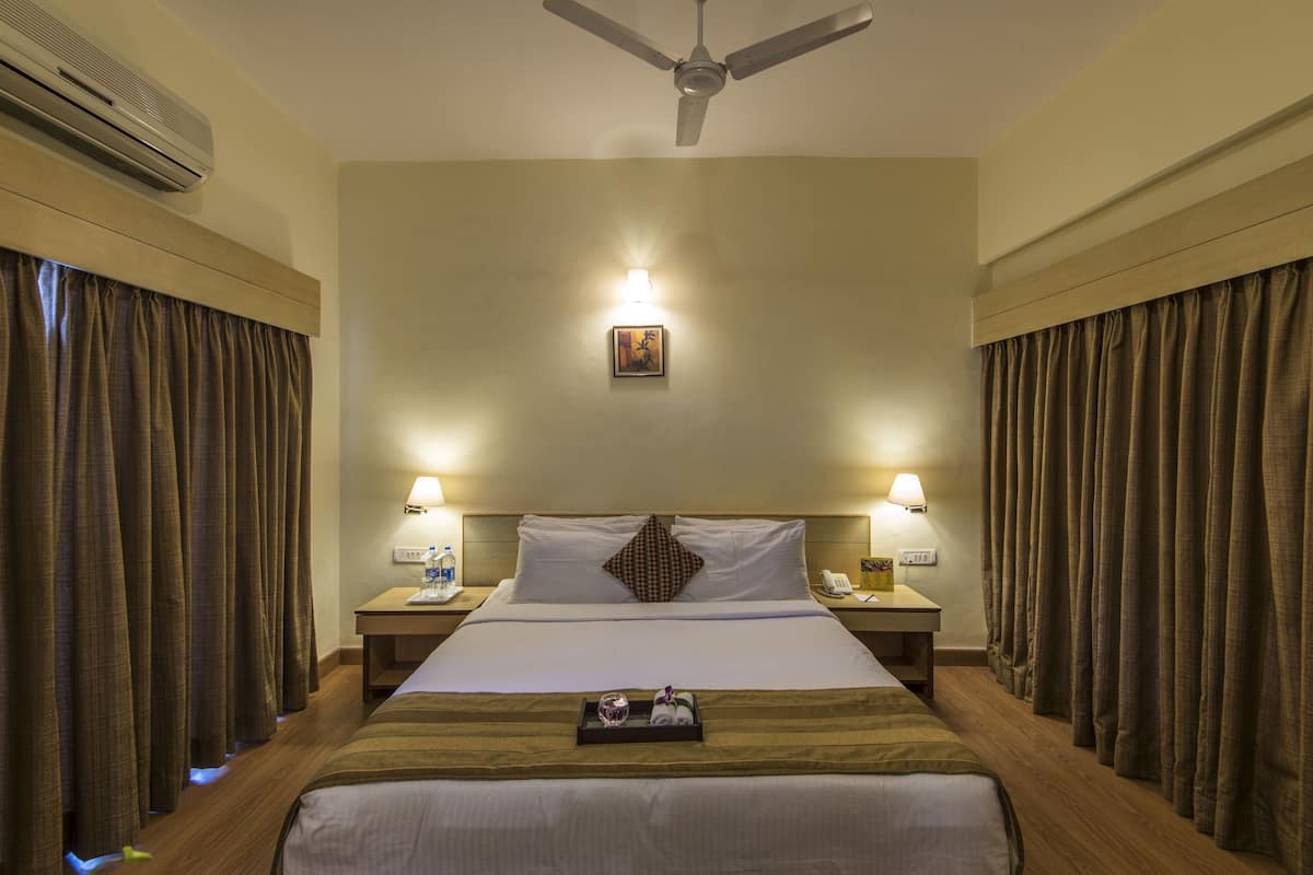Executive Room, 1 Double or 2 Twin Beds | Premium bedding, in-room safe, desk, iron/ironing board (on request)