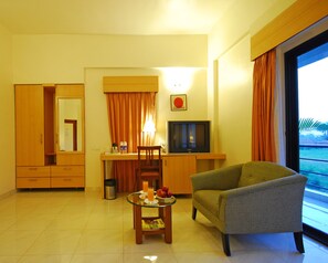 Premium bedding, in-room safe, desk, iron/ironing board - Phoenix Hotel (Pune)