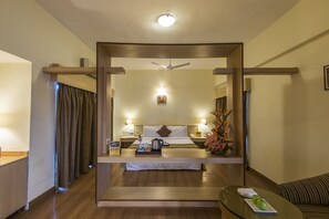 Ropa de cama de alta calidad y caja de seguridad en la habitación 