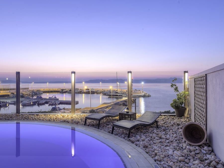 Een seizoensgebonden buitenzwembad, parasols voor strand/zwembad