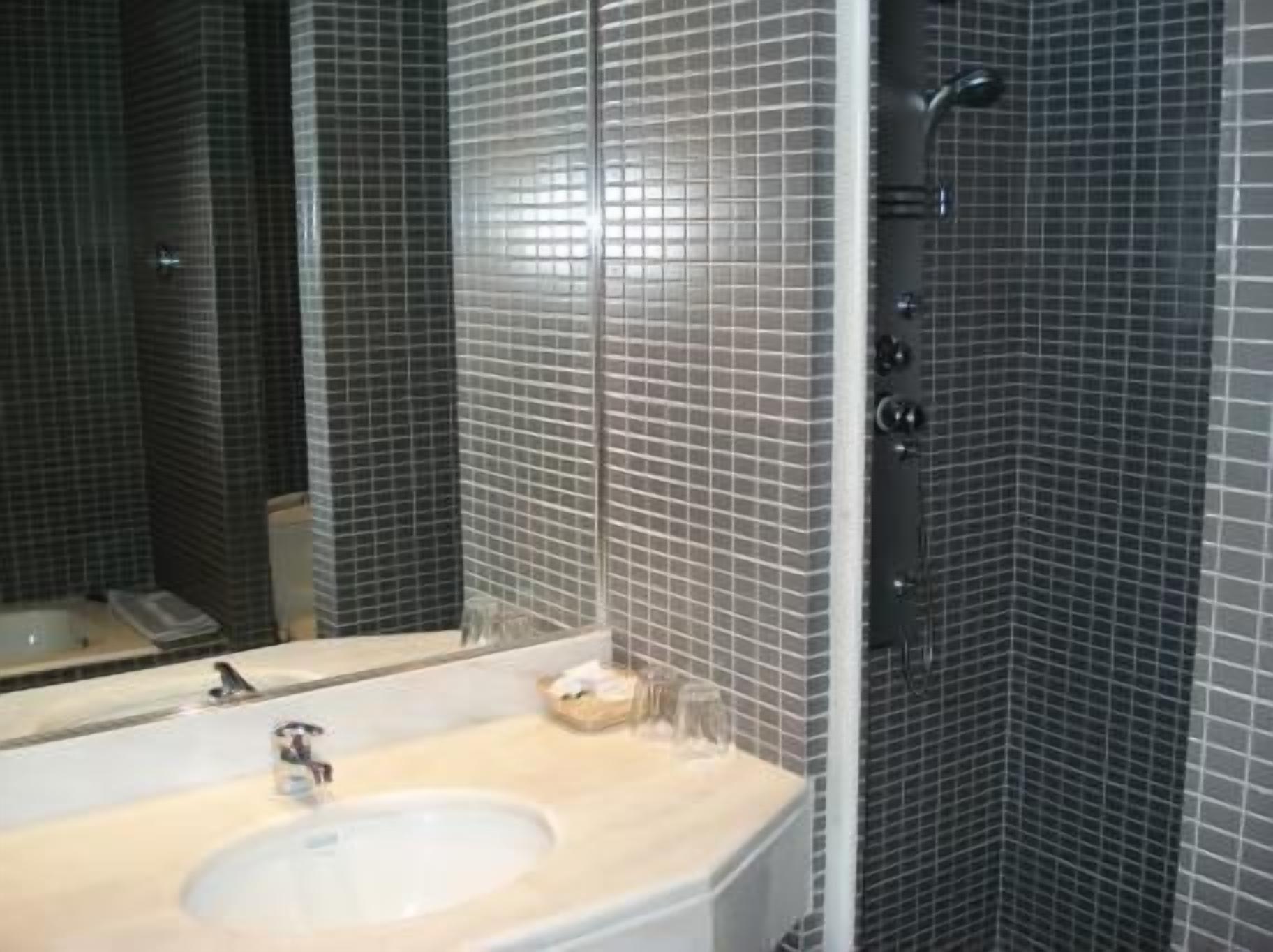 rainfall showerhead, free toiletries, hair dryer, slippers