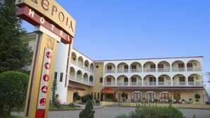 Ein Hotel mit einem zentralen Innenhof, mehreren Balkonen und einem Schild mit der Aufschrift "Repoia Hotel".