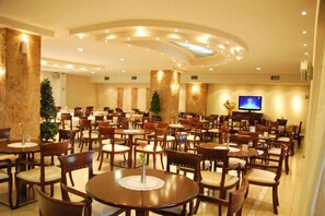 Se sirven desayunos, almuerzos y cenas; cocina griega