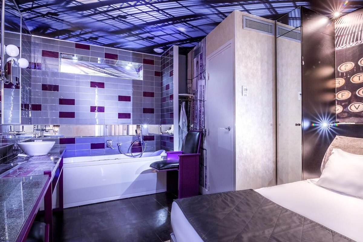 Un baño moderno con bañera, lavamanos y espejo.
