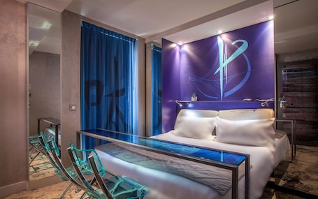 1 bedroom, premium bedding, memory-foam beds, in-room safe. Apostrophe Hotel