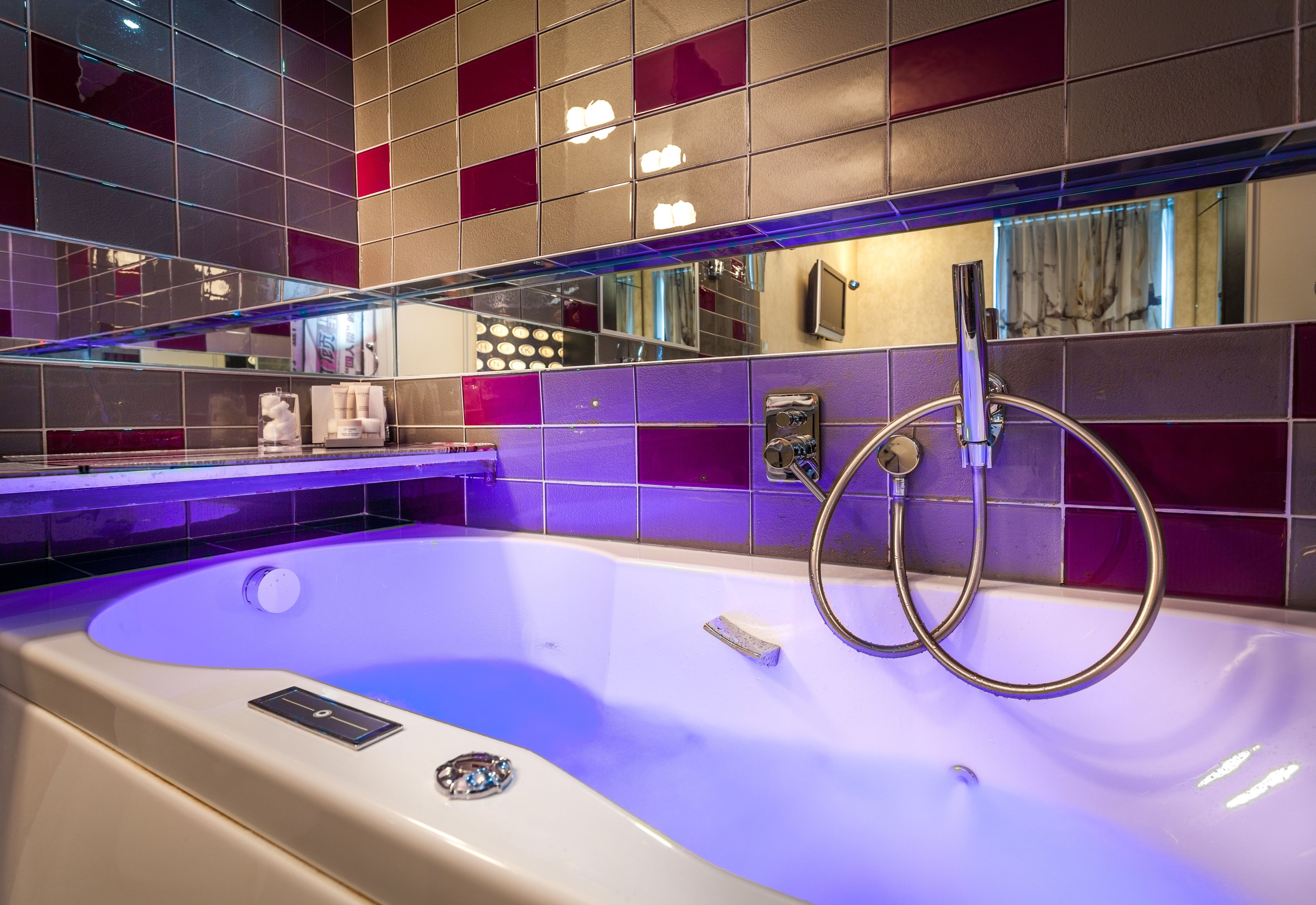 double room with chromotherapy bath | jetted bathtub