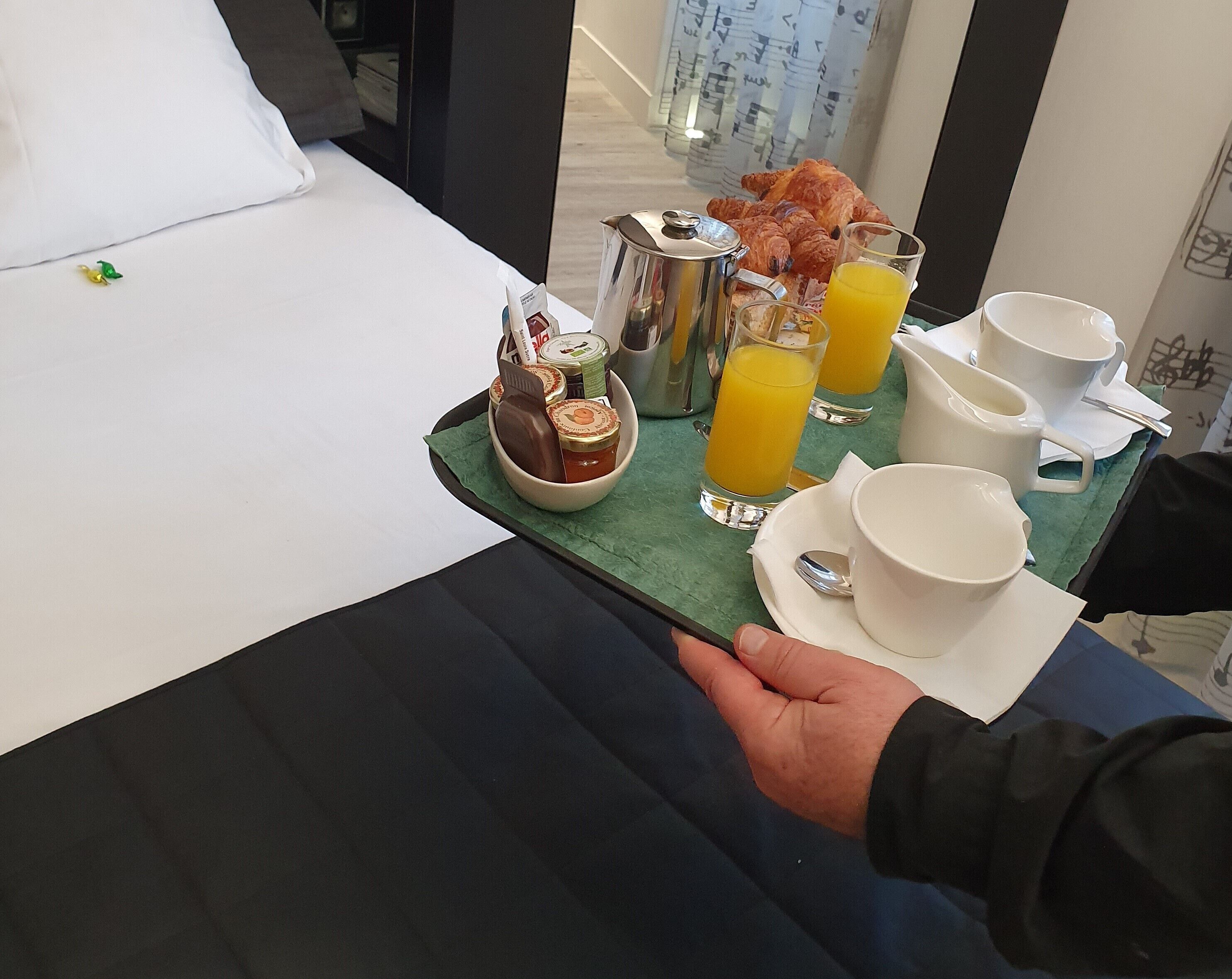 daily continental breakfast (eur 12 per person)