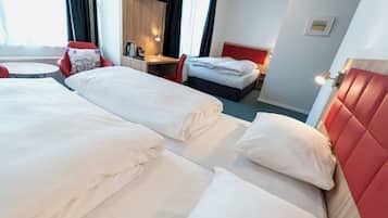 Quarto família | Roupas de cama premium, edredons de pluma, escrivaninha