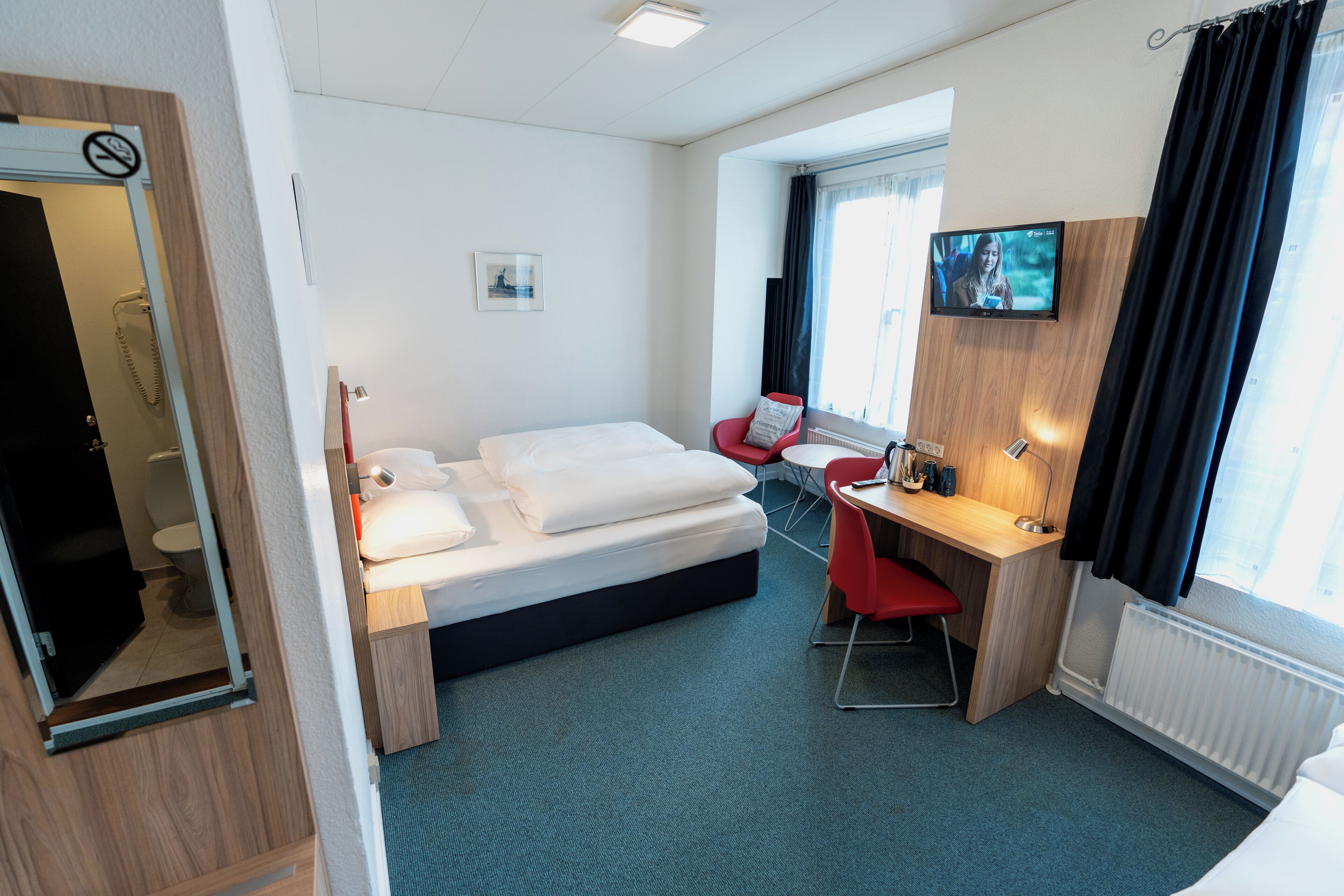 family room | 1 bedroom, premium bedding, down duvets, desk