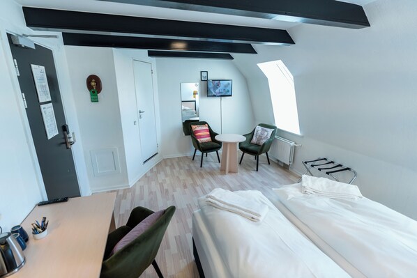 Standard double twin room, Small bathroom, note stairs to floor | Ropa de cama de alta calidad, edredón y escritorio 