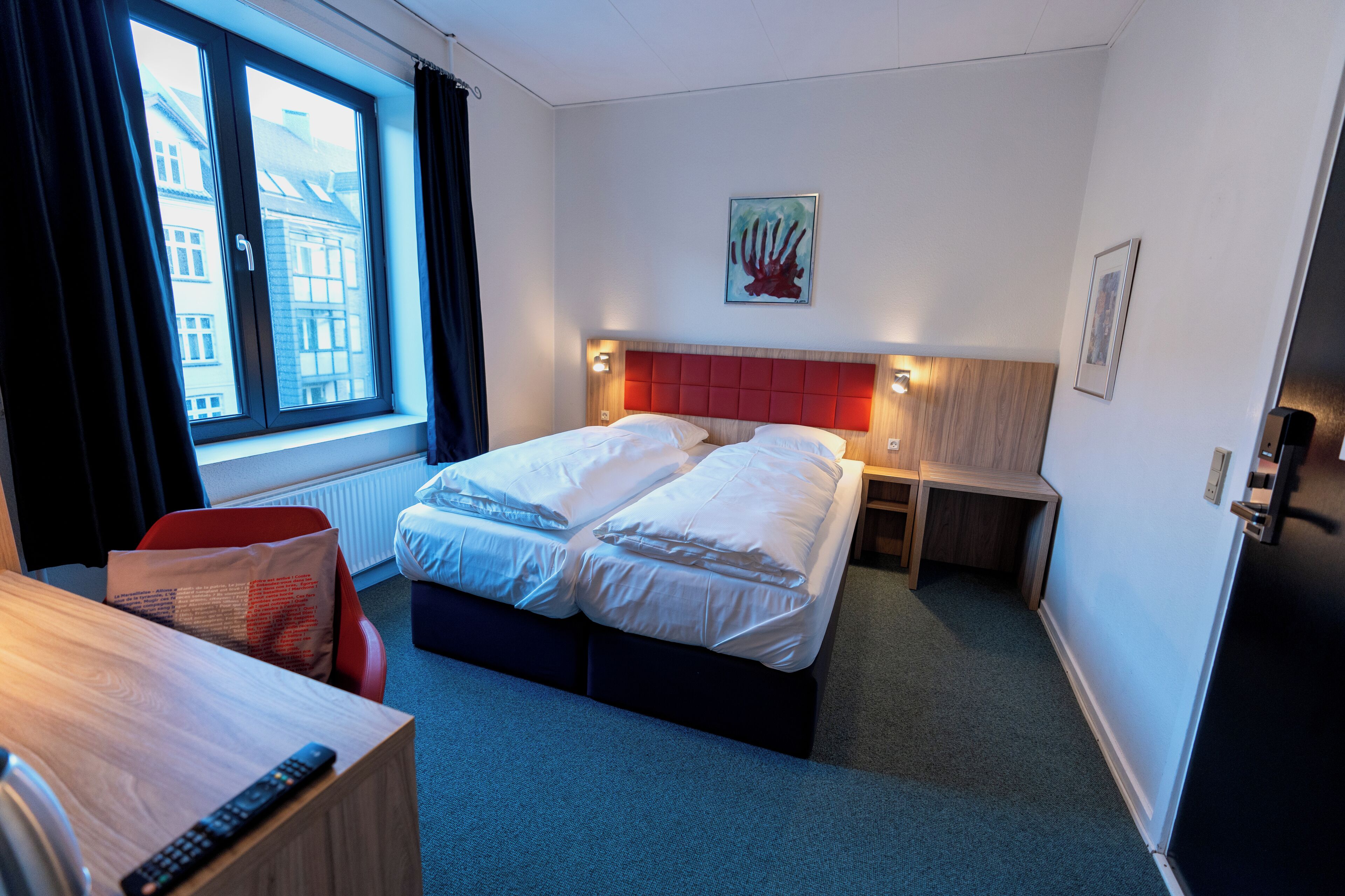 standard twin room | 1 bedroom, premium bedding, down duvets, desk