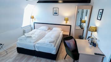 Standard double twin room, Small bathroom, note stairs to floor | Sengetøy av topp kvalitet, dundyner og skrivebord