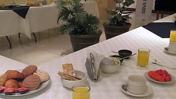 Frühstück und Mittagessen, regionale Küche