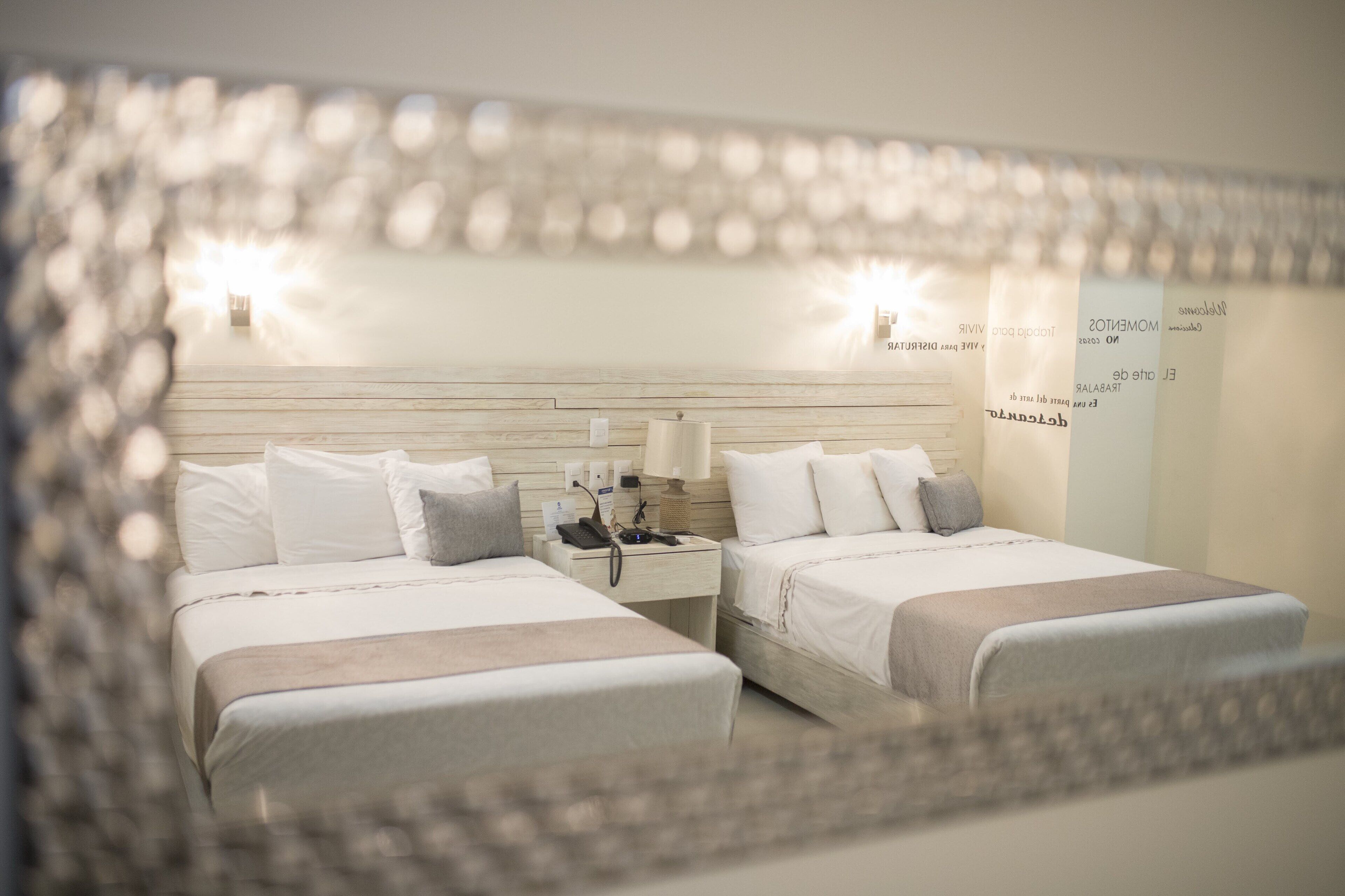 Seprai premium, meja kerja, dan ruang kerja ramah laptop