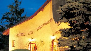 Façade de l’hébergement – soirée/nuit