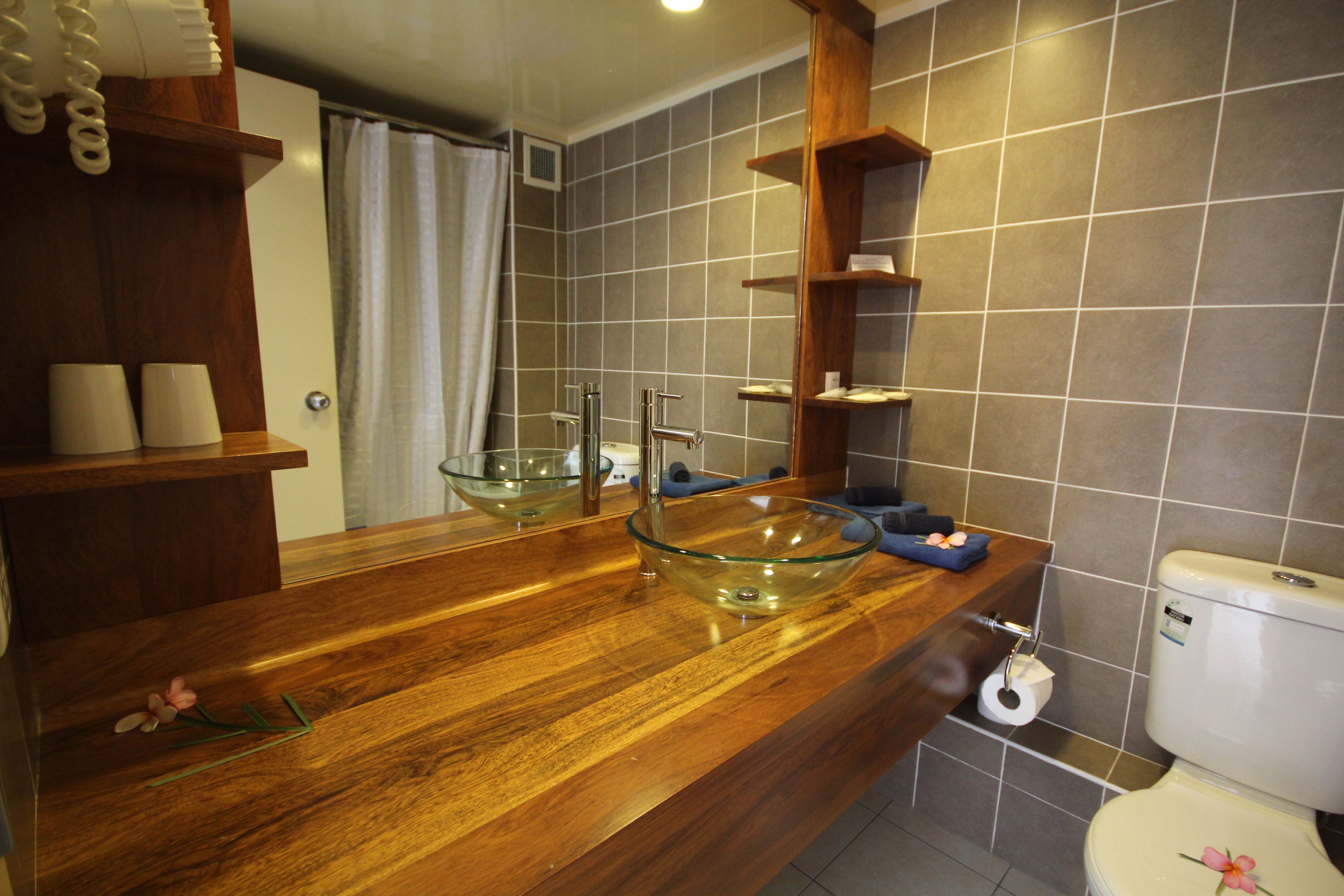 orchid room | bathroom | combined shower/bathtub, free toiletries, hair dryer, towels