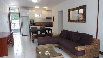 Ropa de cama de alta calidad y caja de seguridad en la habitación