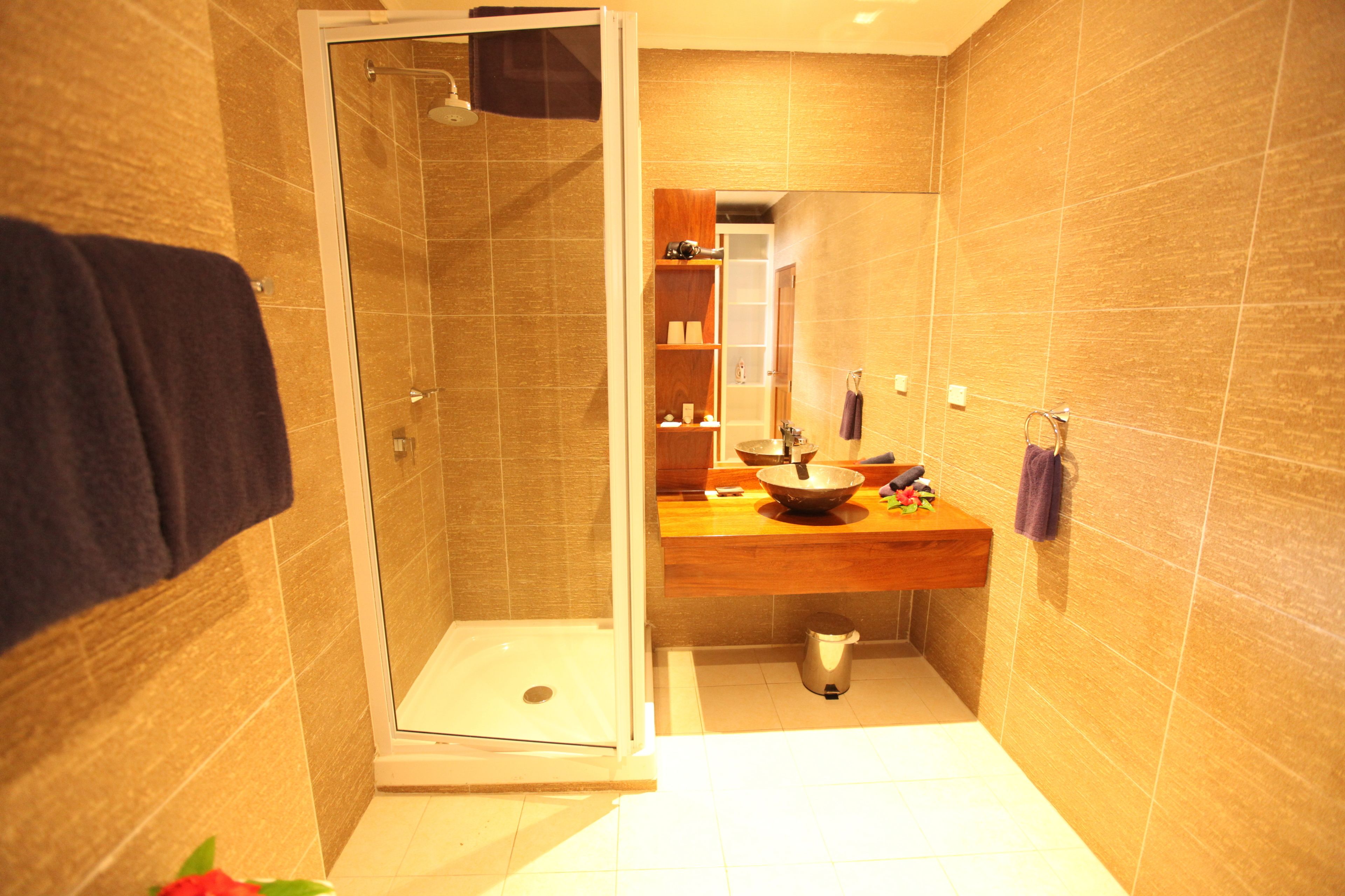 1 bedroom bougainvillea apartment | bathroom | combined shower/bathtub, free toiletries, hair dryer, towels