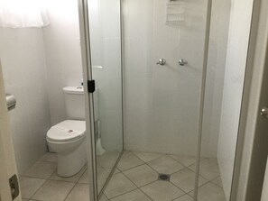 Douche, articles de toilette gratuits, serviettes fournies