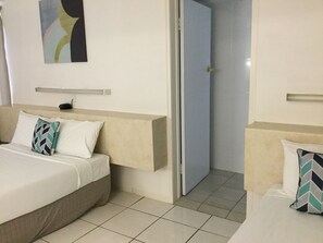 Habitación estándar con 2 camas individuales | Escritorio, cunas, wifi gratis y ropa de cama