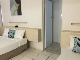 Habitación estándar con 2 camas individuales | Escritorio, cunas (de pago), wifi gratis y ropa de cama