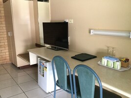 Escritorio, cunas, wifi gratis y ropa de cama 