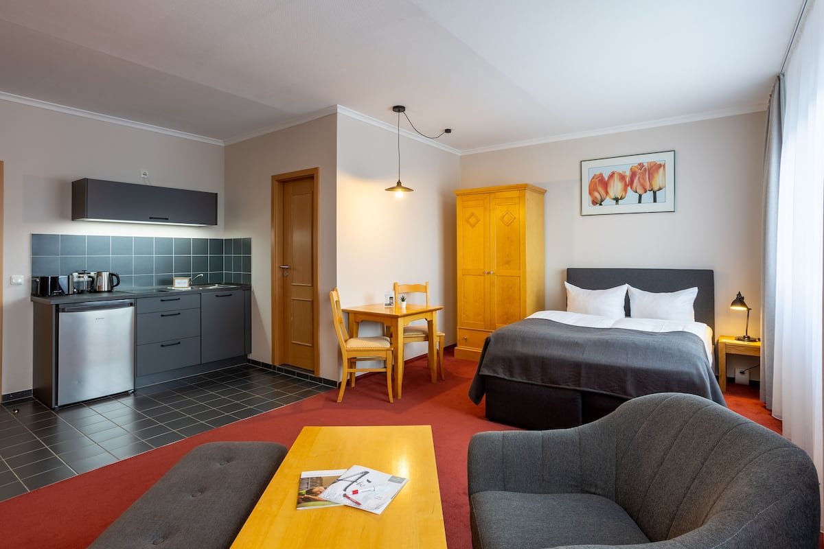 studio | hypo-allergenic bedding, travel cot, free wifi, bed sheets