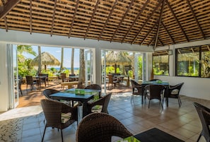 Se sirven desayunos, comidas y cenas con vista a la alberca