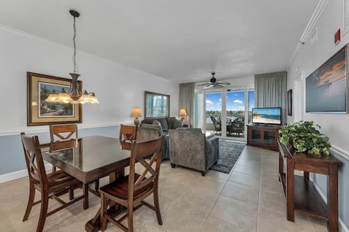 Bayside Standard Condo, 2 Bedroom 2 Bath | Zona de estar | Televisión de pantalla plana de 32 pulgadas con canales por cable