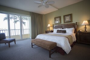 Ropa de cama hipoalergénica y caja de seguridad en la habitación