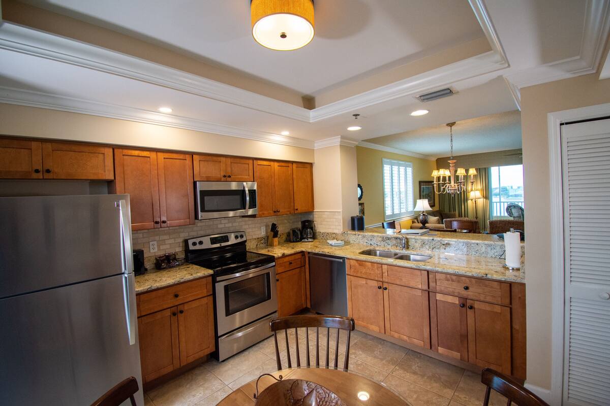 Coffee/tea maker, fridge, microwave, stovetop