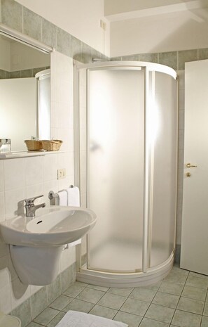 Shower, free toiletries, hair dryer, bidet - Hotel La Pace (Pontedera)