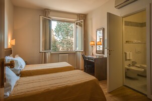 Habitación estándar con 2 camas individuales, 1 cama doble o 2 individuales | Minibar, escritorio, wifi gratis