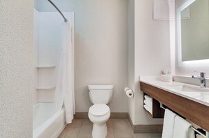 Un baño moderno con ducha, inodoro y lavabo.
