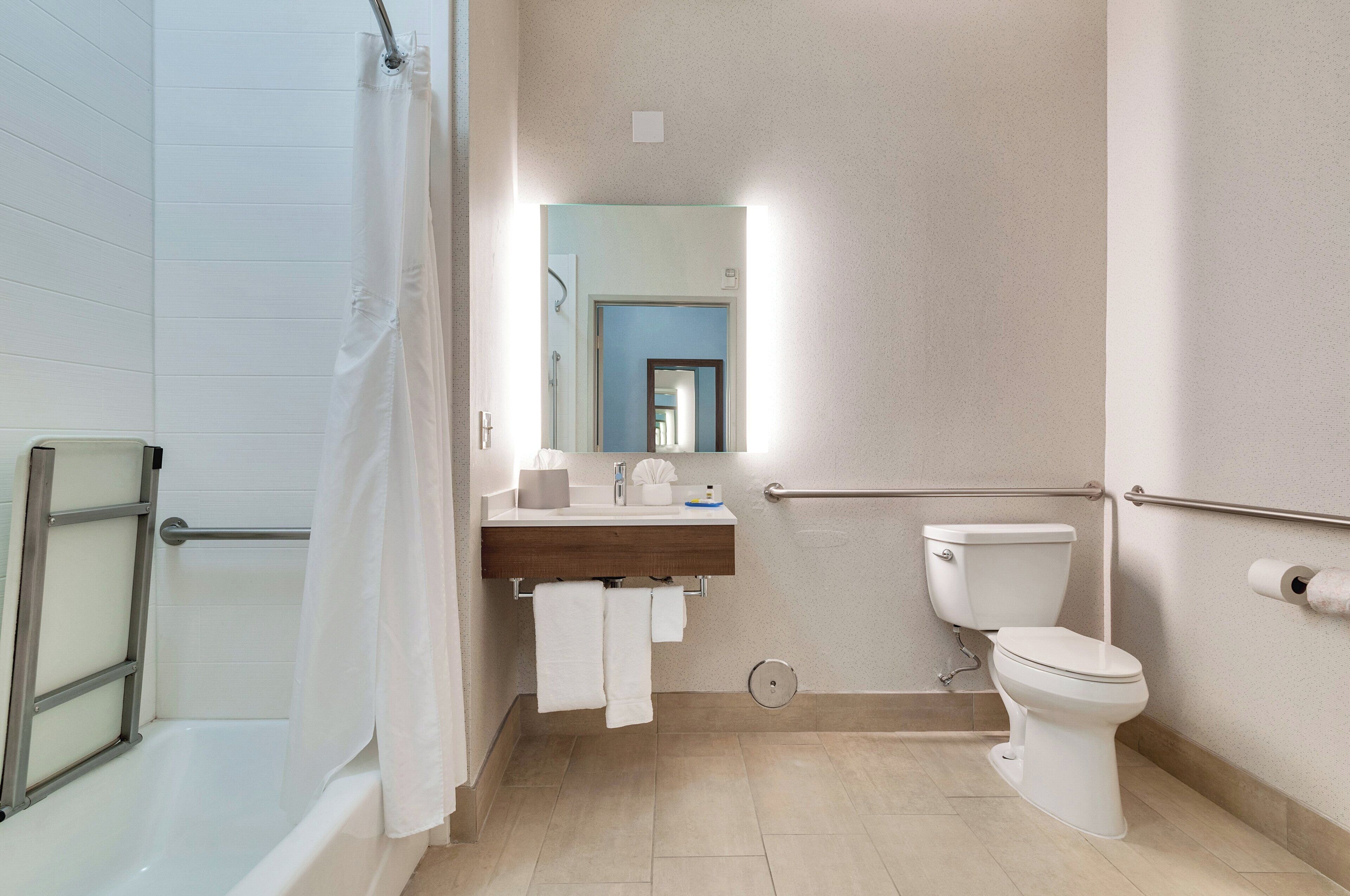 Safe på rommet, skrivebord, blendingsgardiner og strykejern/-brett