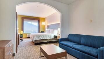 Caja fuerte, escritorio, cortinas opacas y tabla de planchar con plancha