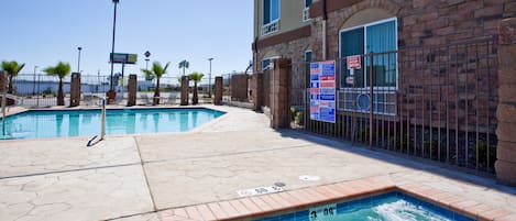 Una piscina al aire libre de temporada