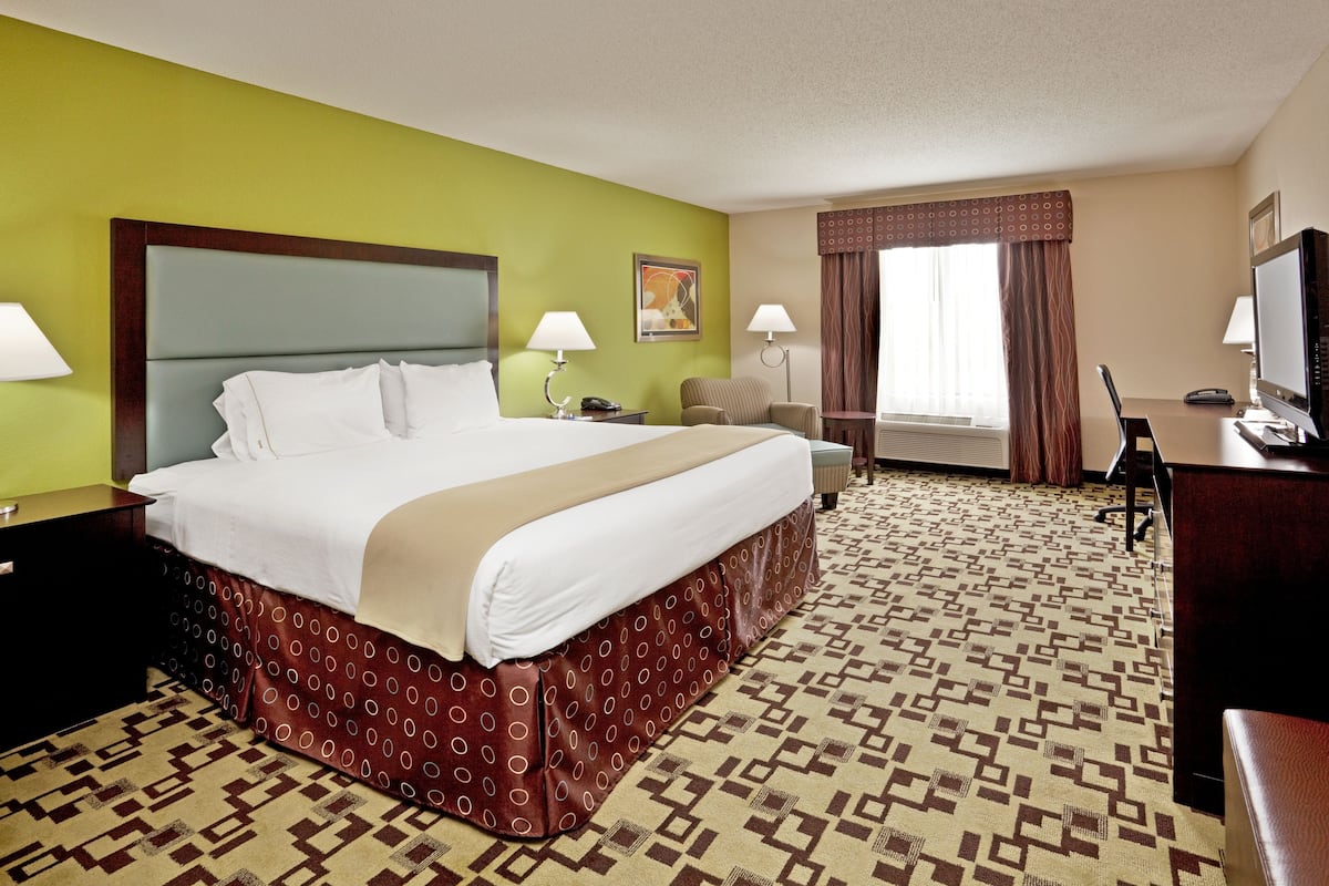 In-room safe, desk, iron/ironing board, cribs/infant beds