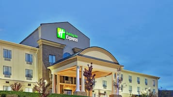 Un hotel Holiday Inn Express con entrada cubierta y varias ventanas.